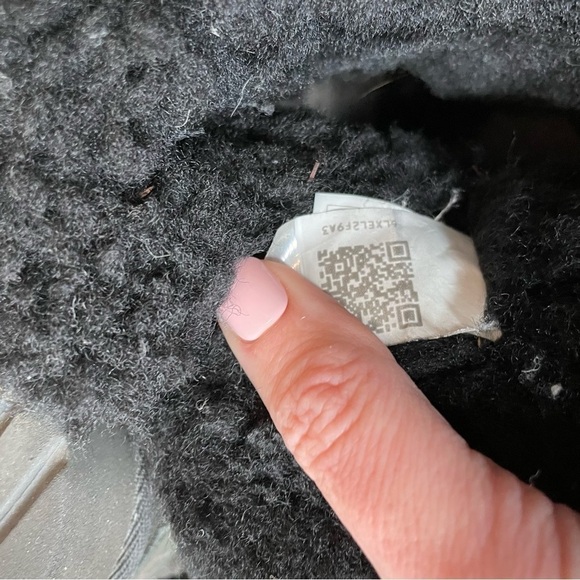 UGG Women’s Mini Bailey Bow II Weather Resistant Cold Weather Booties Black sz 6 - Picture 10 of 14